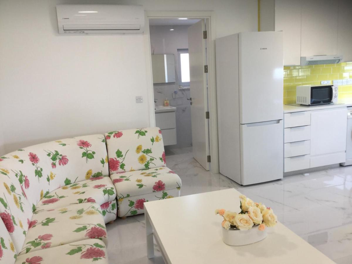 ليماسول Yellow Studio Brand New المظهر الخارجي الصورة